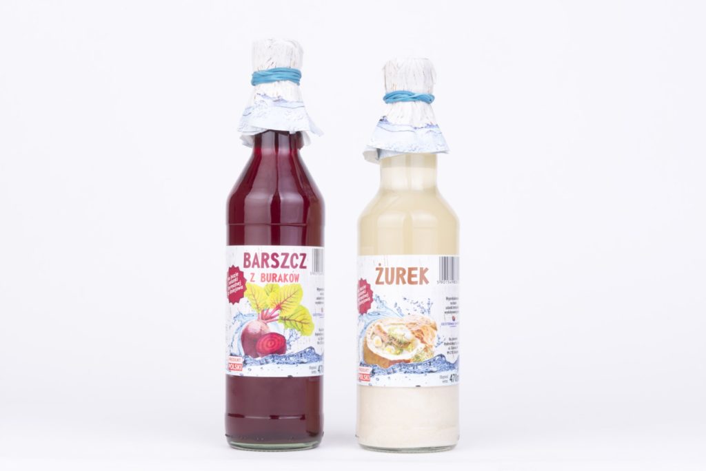 Dwie butelki z kolorowymi etykietami - po lewej butelka z czerwoną zawartością, po prawej z jasna zawartością